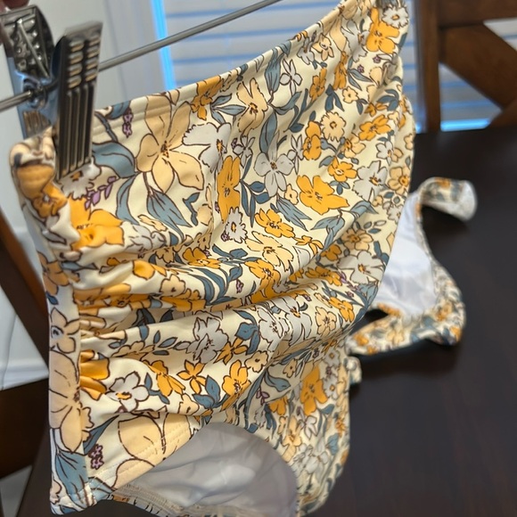 CUPSHE Tummy Control High Waisted Halter VNeck Floral Ruffled Trim Ruched - Picture 16 of 16